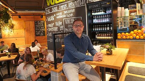 Andreas Vollath ist täglich in seinem Café. Hier treffen sich Familien zum Frühstück, Freundinnen zum Kaffee und Kollegen in der Mittagspause. Das Vollaths ist ein sozialer Treffpunkt im Glockenbachviertel geworden.