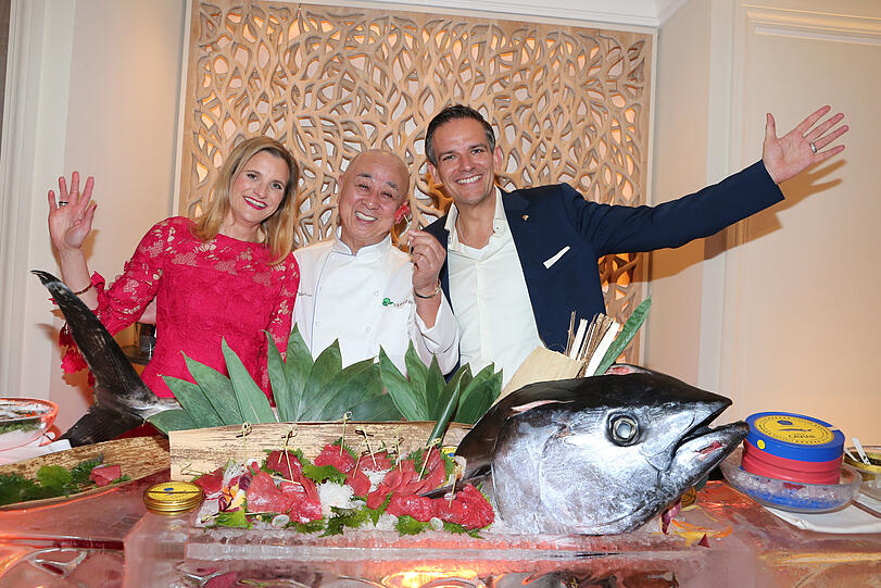 Angela Reiner, Nobu Matsuhisa und Dominik G. Reiner im Mandarin Oriental, dort fand am 22. Februar die "Shibuya Crossing Party" statt.