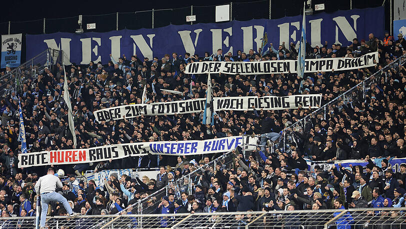 "Rote Huren raus aus unserer Kurve": Hassplakat der Löwen-Ultras gegen Stars des Erzrivalen Bayern München.
