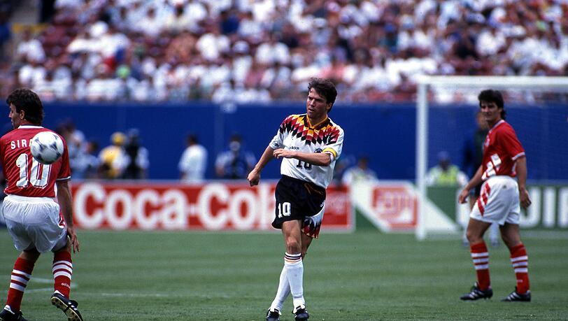 East Rutherford, 1994: Im damaligen Giants Stadium scheiterte Deutschland im Viertelfinale an Bulgarien. Nach der F&uuml;hrung durch das Elfmetertor von Lothar Matth&auml;us sorgten ein Freisto&szlig; von Hristo Stoichkov und der legend&auml;re Treffer per Flugkopfball von Jordan Letchkov f&uuml;r den 2:1-Erfolg des krassen Au&szlig;enseiters.