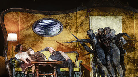 Franziska Zwink, Kate Allen, Avtandil Kaspeli und der K&auml;fer im Staatstheater Augsburg.