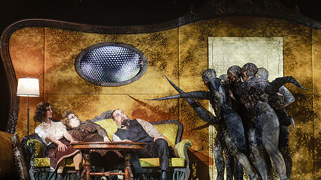 Franziska Zwink, Kate Allen, Avtandil Kaspeli und der K&auml;fer im Staatstheater Augsburg.