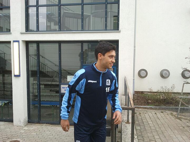 Der Neuzugang aus Mainz, Malik Fathi, ist zum ersten Mal auf dem Trainingsgeländer an der Grünwalder Straße zu sehen. Hier die Bilder!