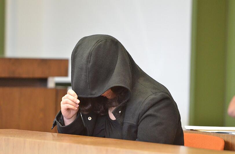 Die Angeklagte hat gestanden, ihre zweimonatige Tochter erstochen zu haben. Kurze Zeit vor dem Mord war sie aus der Psychiatrie entlassen worden.