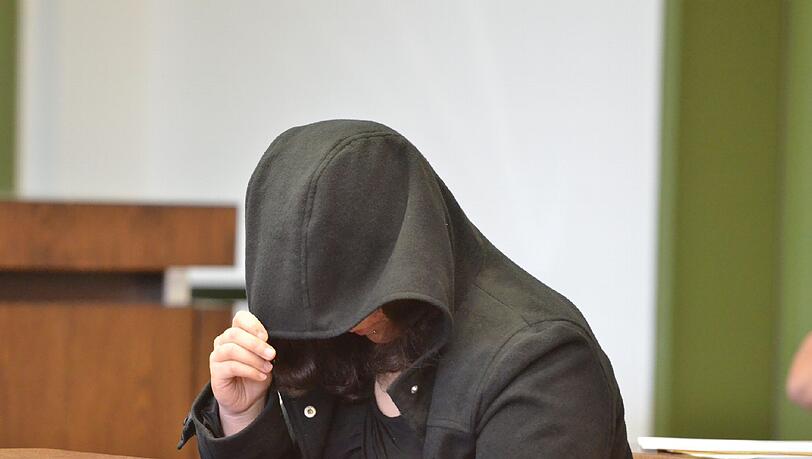 Die Angeklagte hat gestanden, ihre zweimonatige Tochter erstochen zu haben. Kurze Zeit vor dem Mord war sie aus der Psychiatrie entlassen worden. Die Angeklagte hat gestanden, ihre zweimonatige Tochter erstochen zu haben. Kurze Zeit vor dem Mord war sie aus der Psychiatrie entlassen worden.