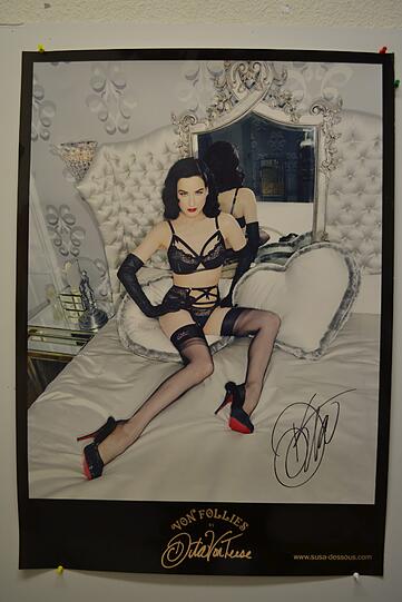 Karstadt und Die Abendzeitung verlosen diese handsignierten Poster von Dita Von Teese