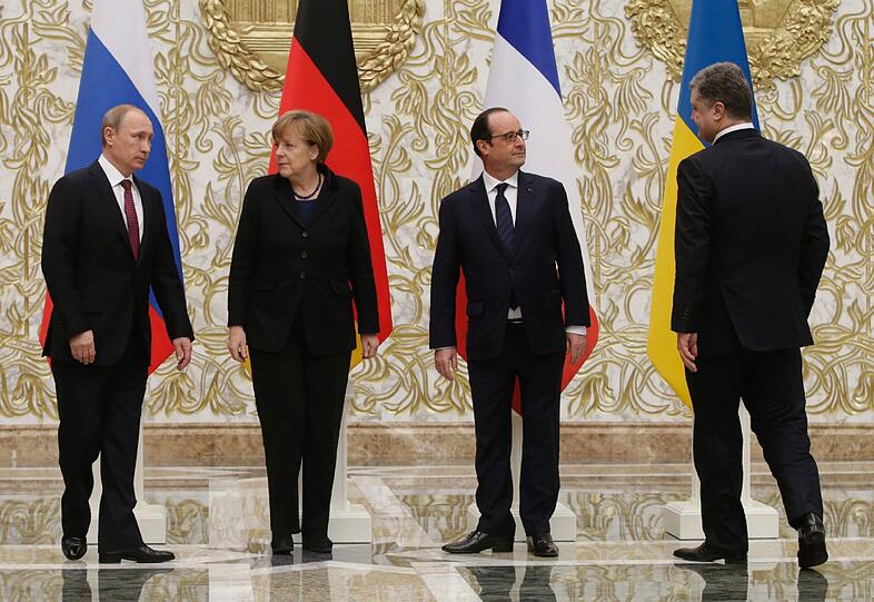 Eher Neben- als Miteinander, aber immerhin ein Gruppenfoto: &bdquo;Auf mich wirkt Putin hier wie ein gestrenger Vater, der tadelnd auf seinen abtrünnigen Sohn, Poroschenko, blickt, bereit zu verzeihen, wenn sich dieser wieder wohlfeil verhält&ldquo;, sagt Experte Andreas Hartmann über das Foto, das während des Gipfels entstanden ist.