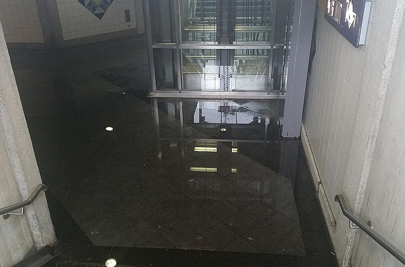 Bilder vom Sonntagvormittag: Die Unterführung am Bahnhof Holzkirchen ist überschwemmt.