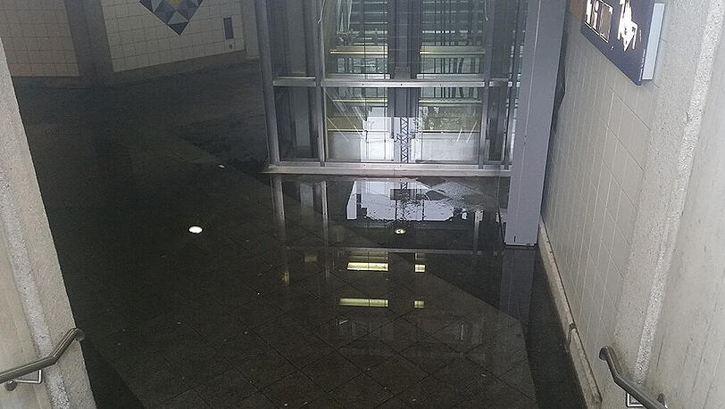 Bilder vom Sonntagvormittag: Die Unterführung am Bahnhof Holzkirchen ist überschwemmt. Bilder vom Sonntagvormittag: Die Unterführung am Bahnhof Holzkirchen ist überschwemmt.
