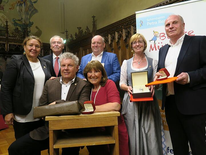 Dieter und Petra Reiter mit den Preisträgern (h. v. l.) Mercedes und Dieter Hanitzsch, Werner Eckart, Antje Schneider und Uli Hoeneß.