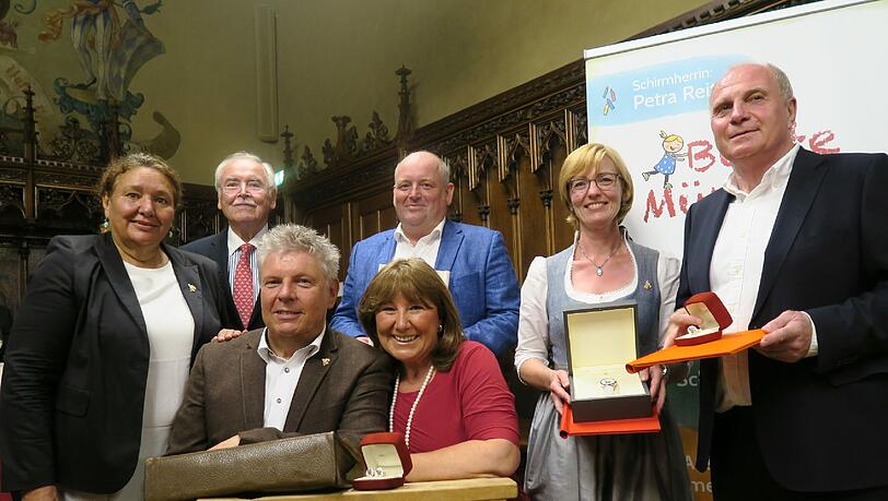 Dieter und Petra Reiter mit den Preisträgern (h. v. l.) Mercedes und Dieter Hanitzsch, Werner Eckart, Antje Schneider und Uli Hoeneß. Dieter und Petra Reiter mit den Preisträgern (h. v. l.) Mercedes und Dieter Hanitzsch, Werner Eckart, Antje Schneider und Uli Hoeneß.