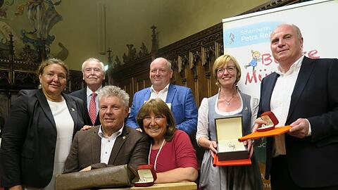 Dieter und Petra Reiter mit den Preisträgern (h. v. l.) Mercedes und Dieter Hanitzsch, Werner Eckart, Antje Schneider und Uli Hoeneß.