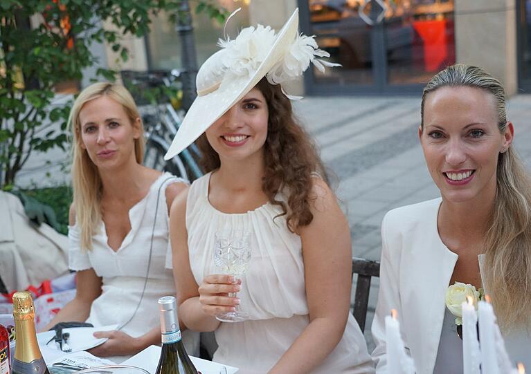 Spontanaktion auf der Sendlinger Straße: Die weiße Tafel reichte vom Sendlinger Tor bis zur Hackenstraße.