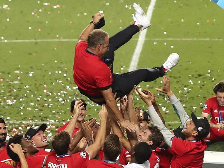 Ausgelassene Freude: Bayerns Cheftrainer Hansi Flick wird von seinen Spielern in die Luft geworfen.