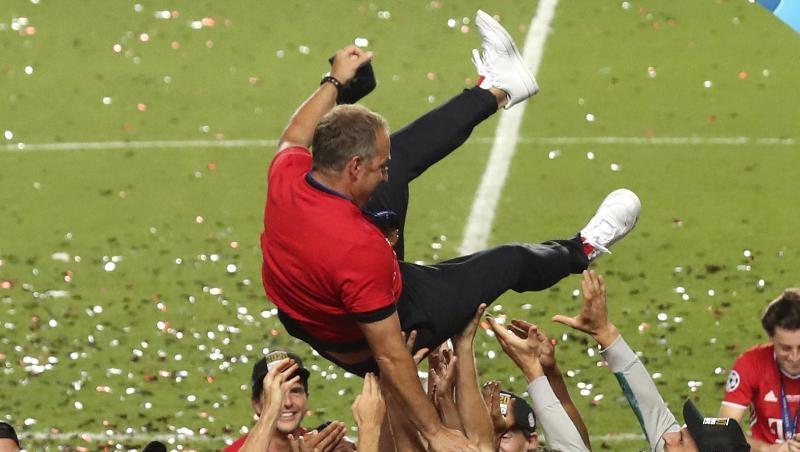 Ausgelassene Freude: Bayerns Cheftrainer Hansi Flick wird von seinen Spielern in die Luft geworfen. Ausgelassene Freude: Bayerns Cheftrainer Hansi Flick wird von seinen Spielern in die Luft geworfen.