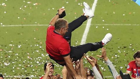 Ausgelassene Freude: Bayerns Cheftrainer Hansi Flick wird von seinen Spielern in die Luft geworfen.