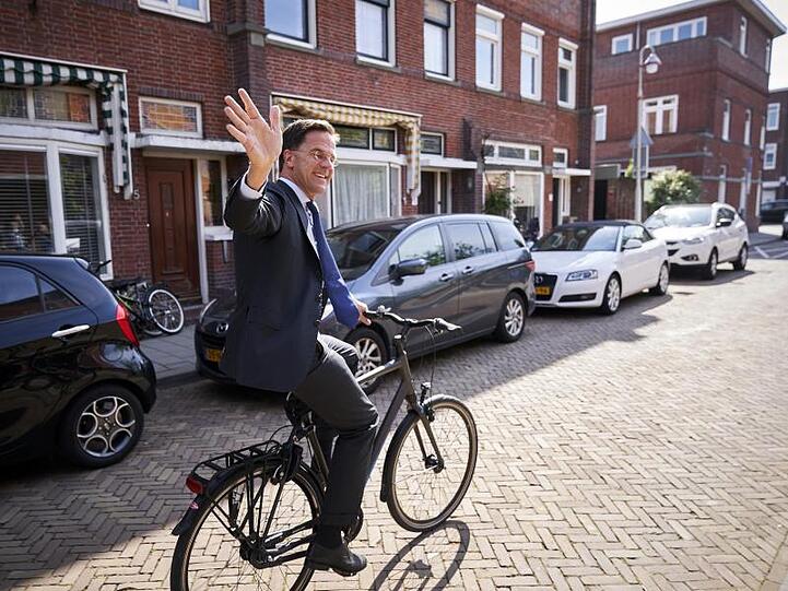 Der niederländische Ministerpräsident Mark Rutte kam mit dem Fahrrad zur Stimmabgabe. Letzte Umfragen sahen seine konservativ-liberale VVD gleichauf mit der Rechtspartei FvD bei jeweils 15 Prozent.