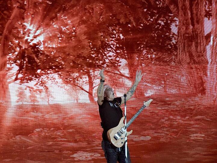 Der Sänger Eros Ramazzotti in action.
