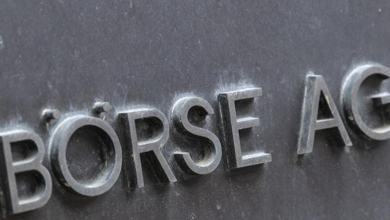 Eine Metalltafel mit der Aufschrift "Deutsche Börse AG" im Außenbereich des Handelssaals.