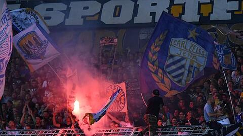 Der Deutsche Fußball-Bund darf Vereine weiterhin wegen des Verhaltens ihrer Zuschauer mit Geldstrafen belegen.