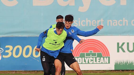 Die beiden weiß-blauen Rohdiamanten Reich (l.) und Dulic im Duell auf dem Trainingsplatz. Deren Entwicklung lässt höherklassige Konkurrenz bei 1860-Geschäftsführer Werner durchklingeln.