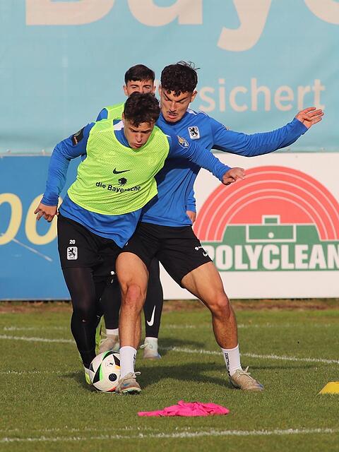 Die beiden weiß-blauen Rohdiamanten Reich (l.) und Dulic im Duell auf dem Trainingsplatz. Deren Entwicklung lässt höherklassige Konkurrenz bei 1860-Geschäftsführer Werner durchklingeln.