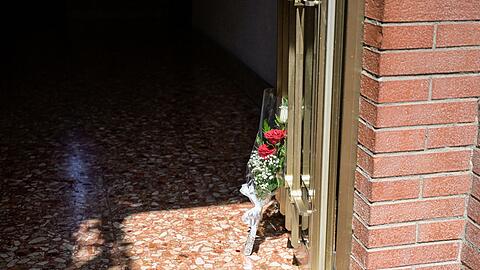 Nachbarn der Ermordeten berichteten von einem lautstarken Streit in der Wohnung der Familie.