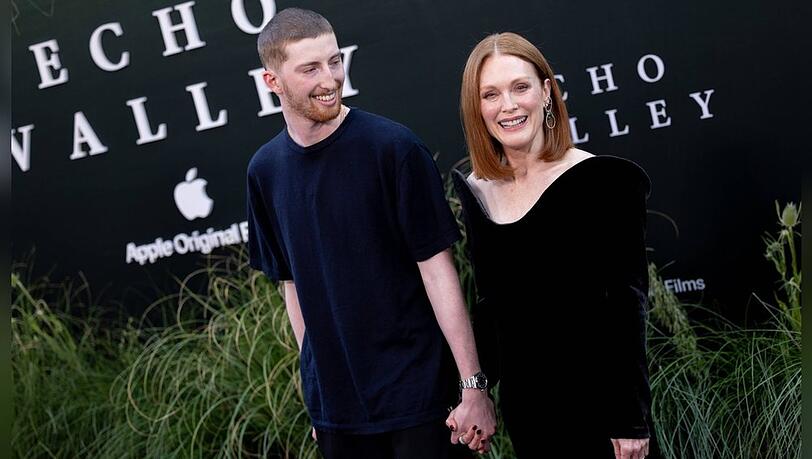Julianne Moore mit ihrem Sohn Caleb Freundlich auf dem roten Teppich.