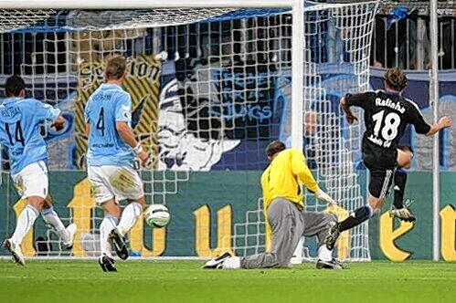Das war das erste Tor: Rafinha lässt Gabor Kiraly keine Chance, die Schalker Führung nach 41 Minuten.