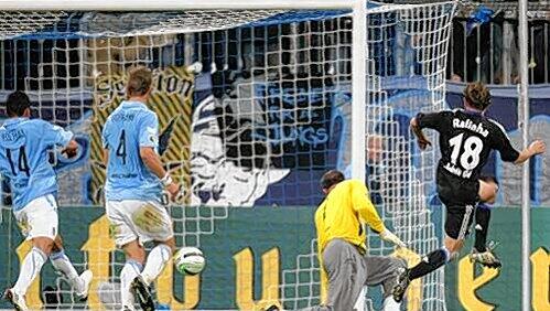 Das war das erste Tor: Rafinha lässt Gabor Kiraly keine Chance, die Schalker Führung nach 41 Minuten. Das war das erste Tor: Rafinha lässt Gabor Kiraly keine Chance, die Schalker Führung nach 41 Minuten.