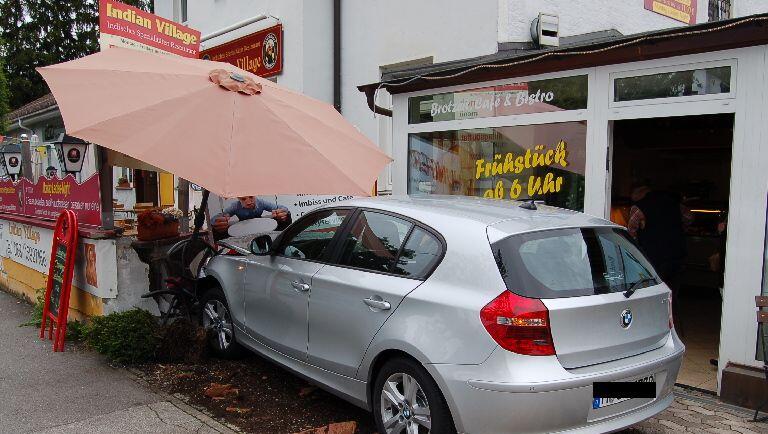 Weil eine Rentnerin Gas- und Bremspedal verwechselt hat, kam es zu diesem Unfall in edr Feldmochinger Straße Weil eine Rentnerin Gas- und Bremspedal verwechselt hat, kam es zu diesem Unfall in edr Feldmochinger Straße