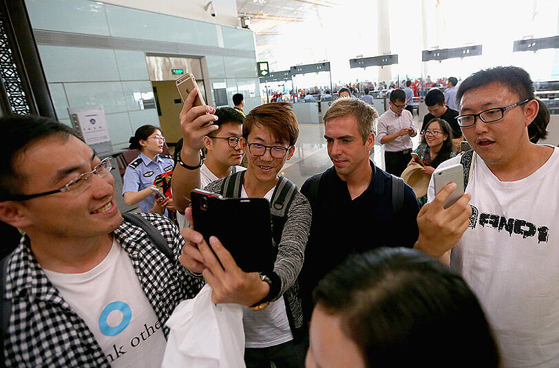 Der FC Bayern ist am Freitag in Peking gelandet und wurde von rund 1000 Fans schon am Flughafen frenetisch gefeiert. Die Bilder von der Ankunft.