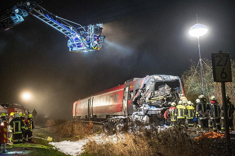 Schlimmer Zugunfall in der Oberpfalz: Durch die extreme Hitzeentwichklung konnte sich die Feuerwehr nicht sofort dem Zug nähern.