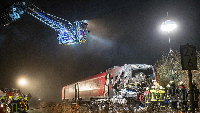 Schlimmer Zugunfall in der Oberpfalz: Durch die extreme Hitzeentwichklung konnte sich die Feuerwehr nicht sofort dem Zug nähern.