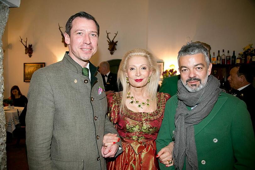 Wolfgang Putz (Direktor des Goldenen Hirschen) mit Eliana Kapelhoff-Wulff und Galerist Rudolf Budja (v.l.)