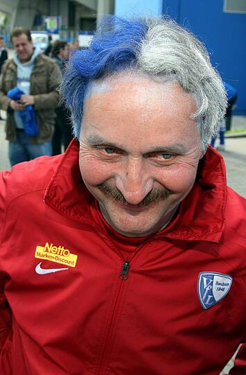 Immer für einen Spaß zu haben: Peter Neururer schaffte 2013 den Klassenverbleib beim VfL Bochum. Zur Belohnung gab's blau-weiße Haare.