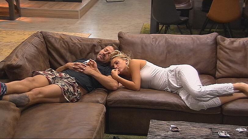 Willi und Evelyn kuscheln auf dem Sofa im "Alles".