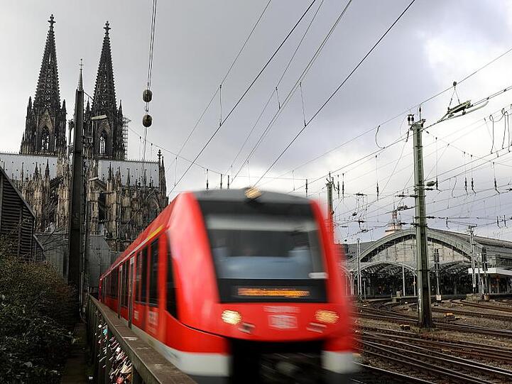 Ein Regionalzug verlässt den Hauptbahnhof in Köln.