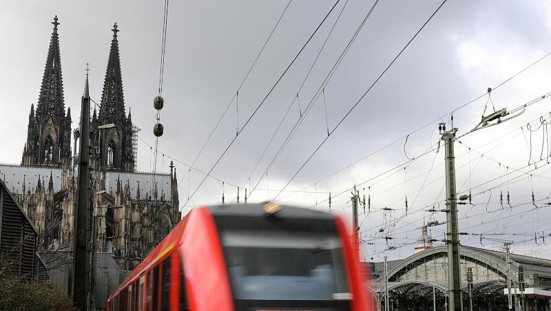 Ein Regionalzug verlässt den Hauptbahnhof in Köln. Ein Regionalzug verlässt den Hauptbahnhof in Köln.