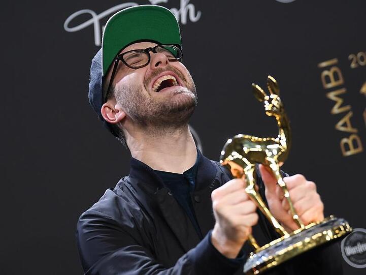 Ein Mann voller Glück und mit einem Bambi: Mark Forster.