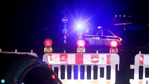 Die Polizei sperrt während der Bombenentschärfung eine Straße in Köln ab.