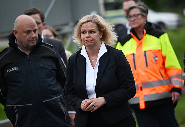 Die Bundesinnenministerin Nancy Faeser (Mitte, SPD) kommt zur Unglücksstelle, um sich vor Ort zu informieren.
