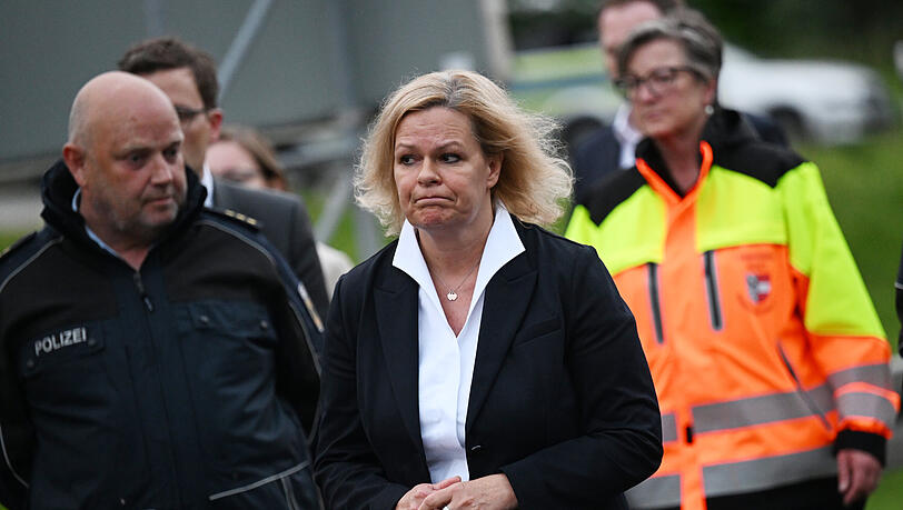 Die Bundesinnenministerin Nancy Faeser (Mitte, SPD) kommt zur Unglücksstelle, um sich vor Ort zu informieren.