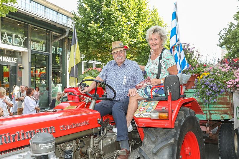 Florian Häusler ist mit seinem Traktor unterwegs.