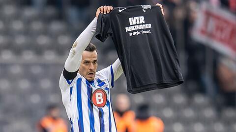 Hertha-Profi Haris Tabakovic erinnerte nach seinem Treffer an den gestorbenen Präsidenten Kay Bernstein.