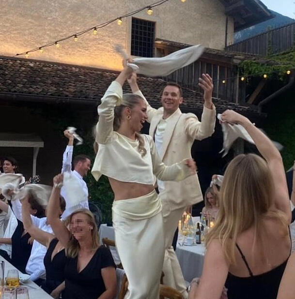 Lassen’s krachen: Das glückliche Ehepaar feierte vor knapp einer Woche im Kreise ihrer Familie und engen Freunden ihre Hochzeit in Südtirol. Lassen’s krachen: Das glückliche Ehepaar feierte vor knapp einer Woche im Kreise ihrer Familie und engen Freunden ihre Hochzeit in Südtirol.