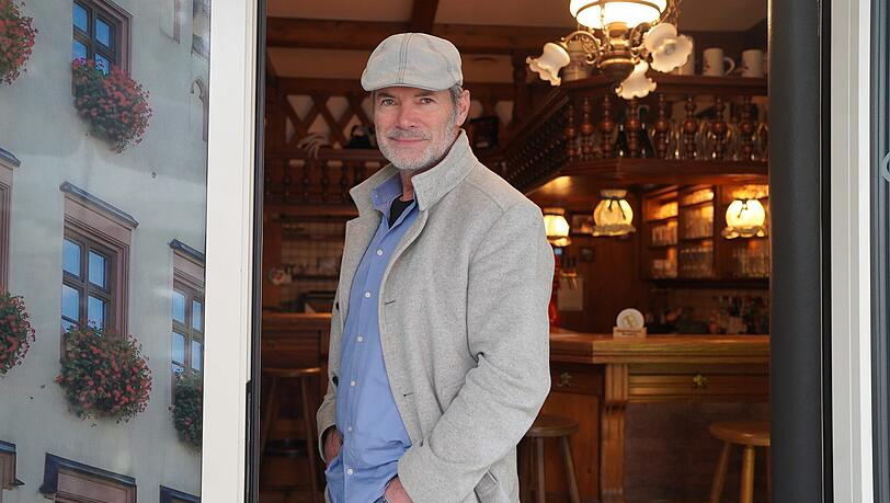 Seit März steht Eduard Öttl im Landshuter Stüberl hinter der Theke. Das Traditionslokal in Sendling hat nach zwei Jahrzehnten neue Betreiber. Seit März steht Eduard Öttl im Landshuter Stüberl hinter der Theke. Das Traditionslokal in Sendling hat nach zwei Jahrzehnten neue Betreiber.