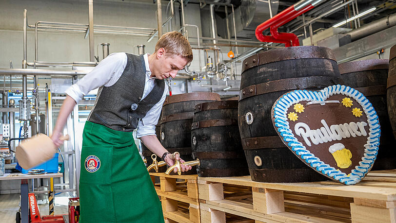 OB Dominik Krause &uuml;bt bei Paulaner f&uuml;r seine Anzapf-Premiere auf dem Oktoberfest.