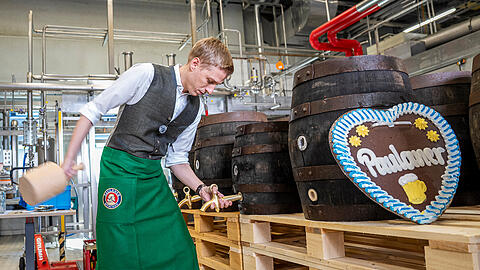 Markus H&uuml;bner, Paulaner Bereichsleiter f&uuml;r Qualit&auml;t, Forschung & Entwicklung, zeigt OB Dominik Krause die Feinheiten des Bierzapfens bei. Davor gibt es eine F&uuml;hrung durch die Brauerei in Langwied. Foto: Achim Frank Schmidt, aufgenommen am 13.08.2026