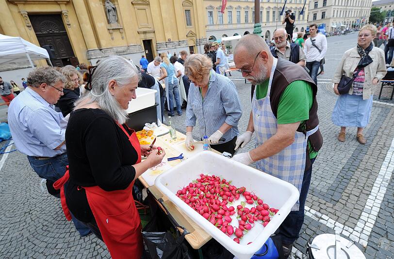 Nicht perfekt geformt, aber trotzdem lecker, dieses Gemüse: Ehrenamtliche kochen heute in München, um gegen Lebensmittelverschwendung zu demonstrieren.
